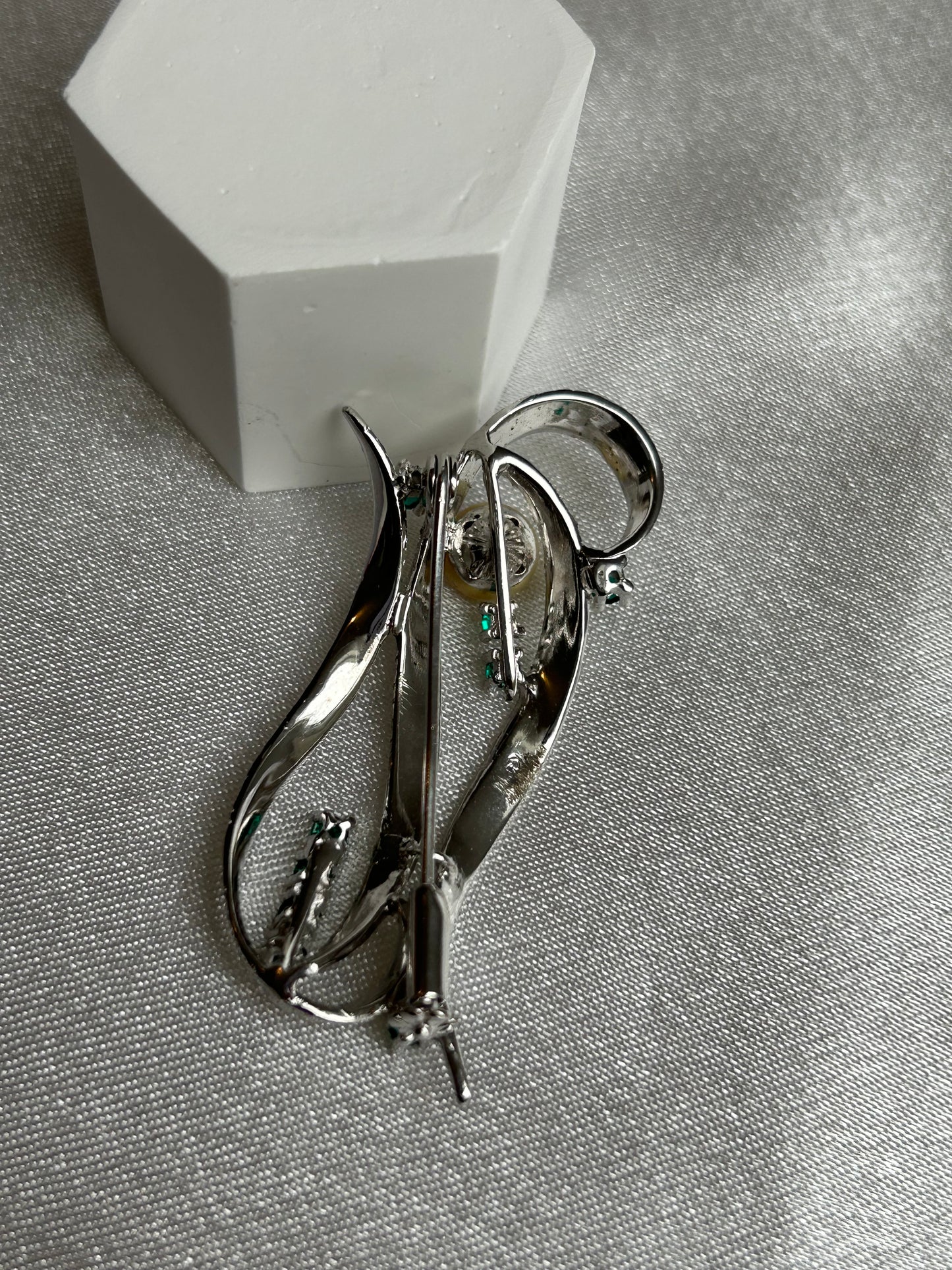 Broche vintage argenté et pierre verte