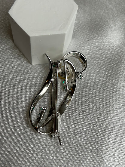 Broche vintage argenté et pierre verte
