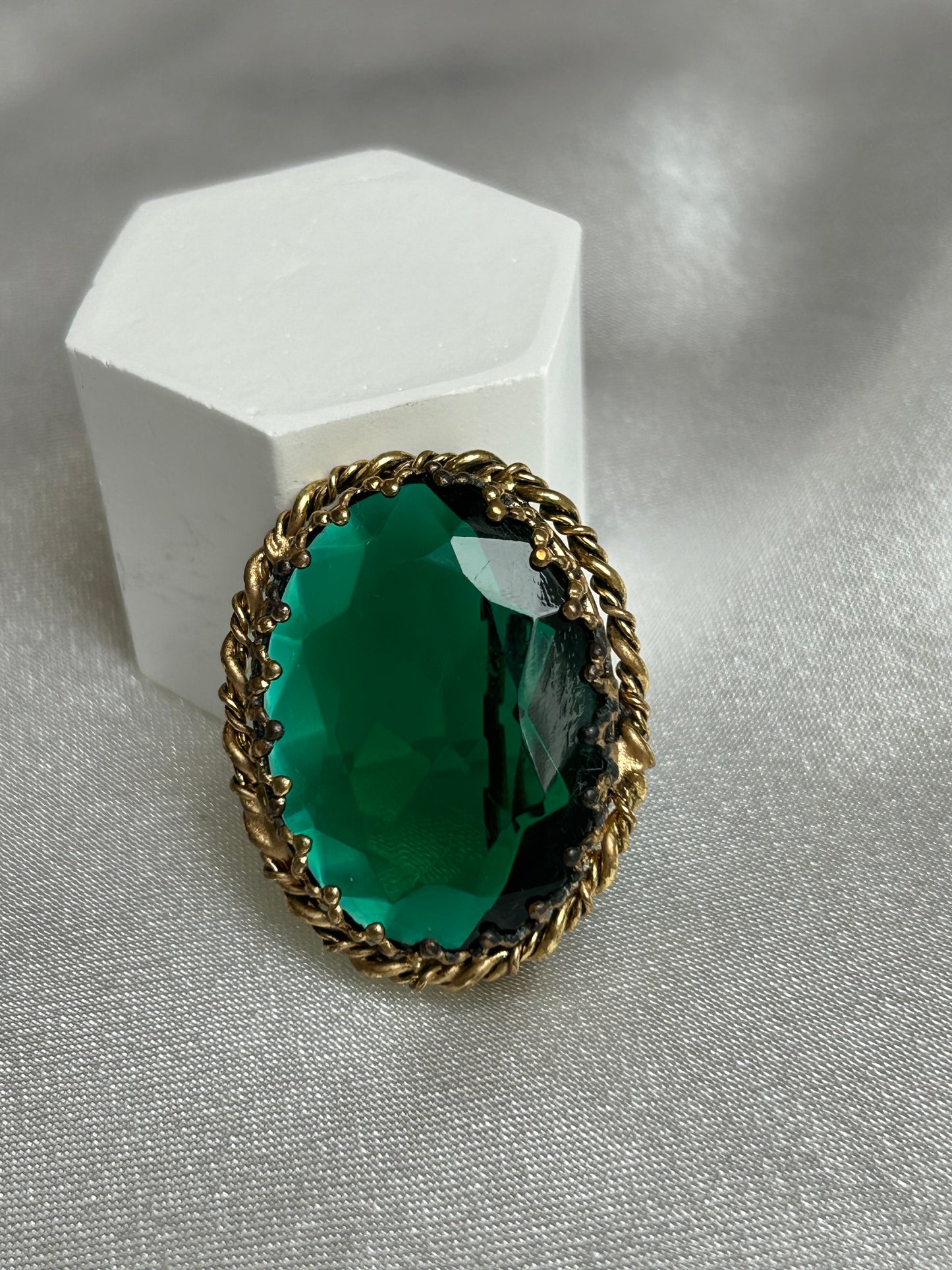 Broche vintage doré bronze et pierre verte