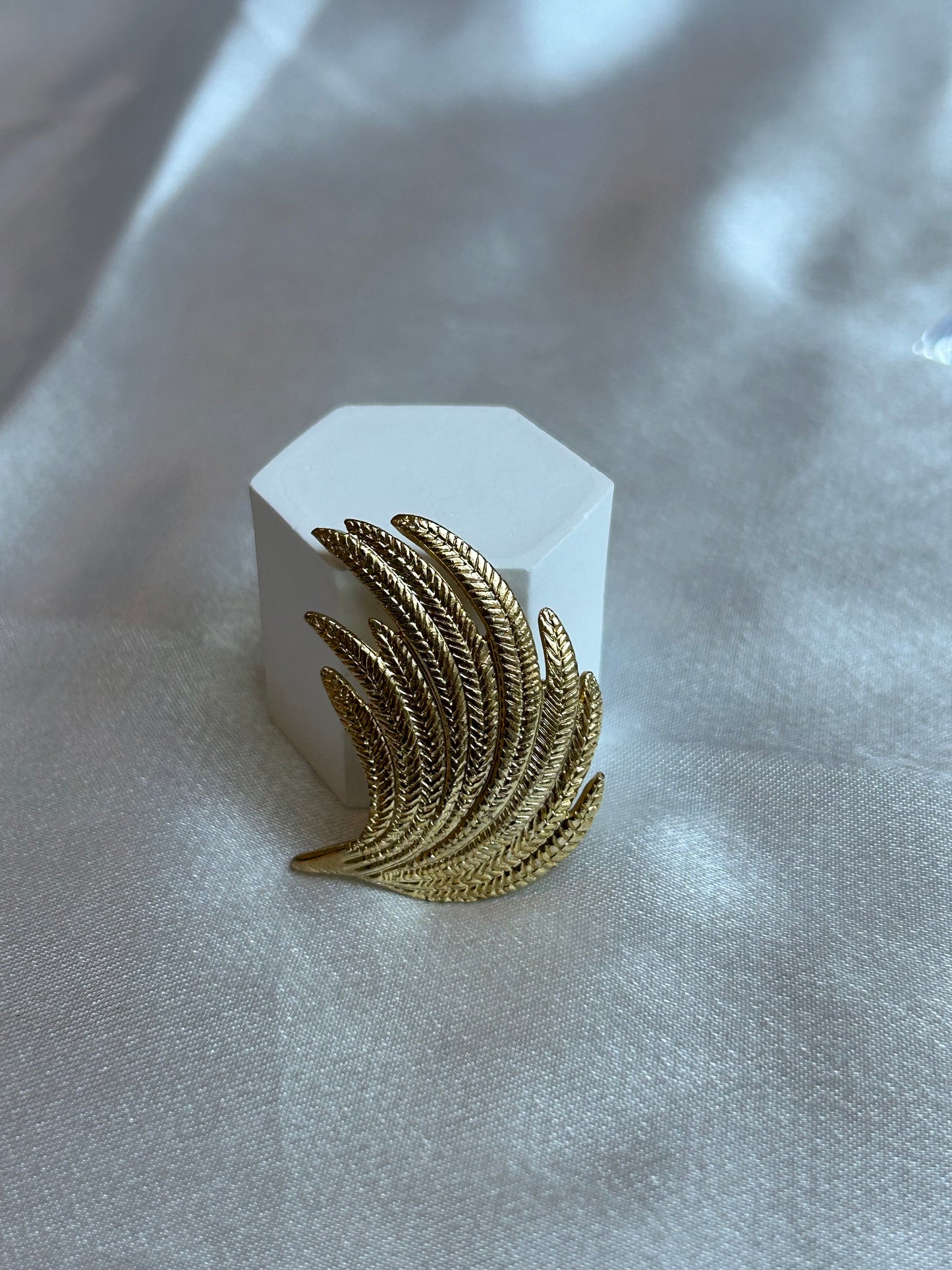 Broche vintage modèle feuille doré signée D