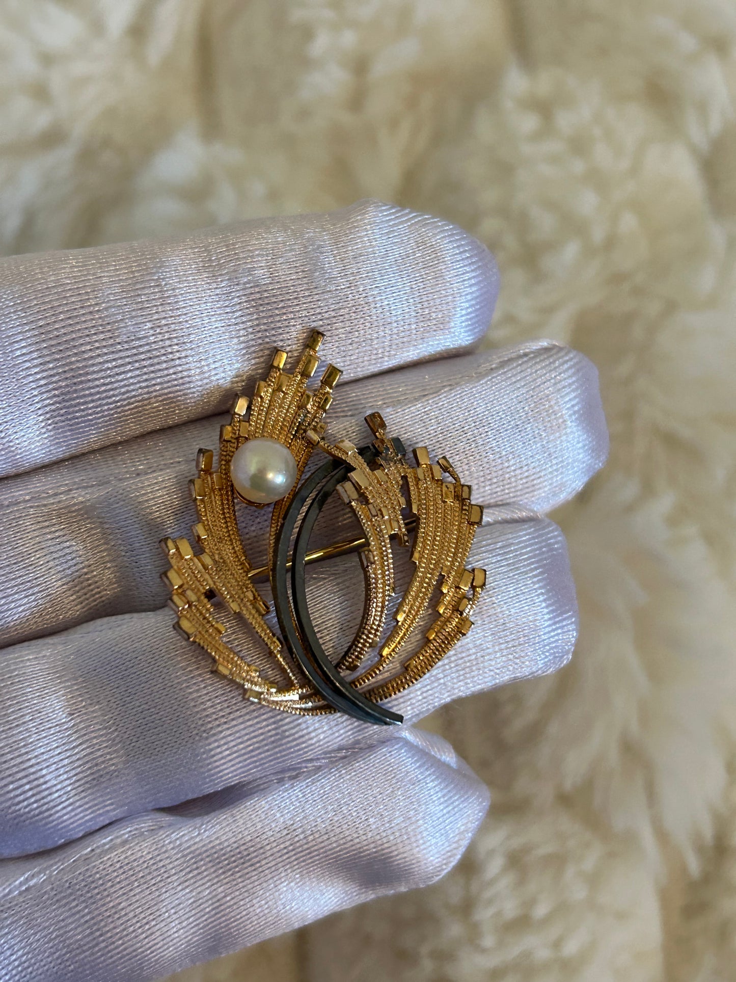 Jolie broche en plaqué or bicolore et perle modèle feuille doré