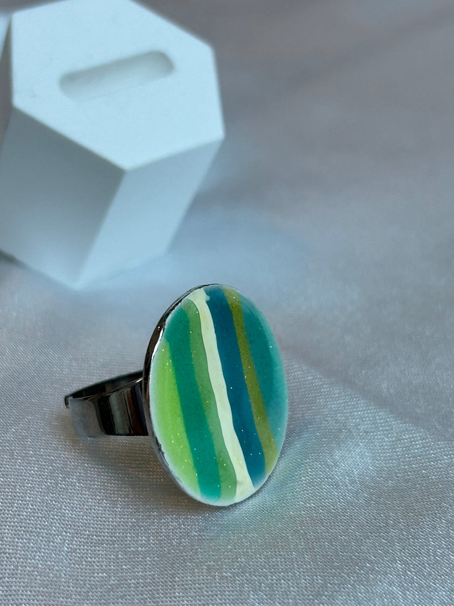 Bague vintage taille ajustable argenté et nuances de verts