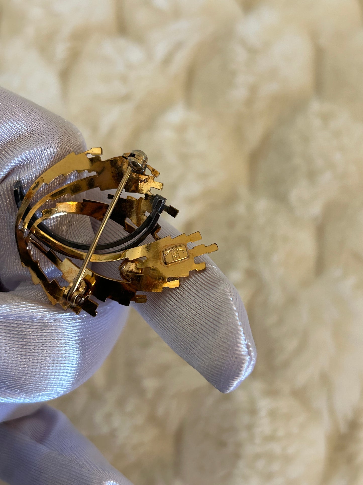 Jolie broche en plaqué or bicolore et perle modèle feuille doré