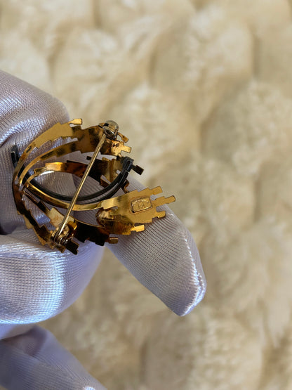 Jolie broche en plaqué or bicolore et perle modèle feuille doré