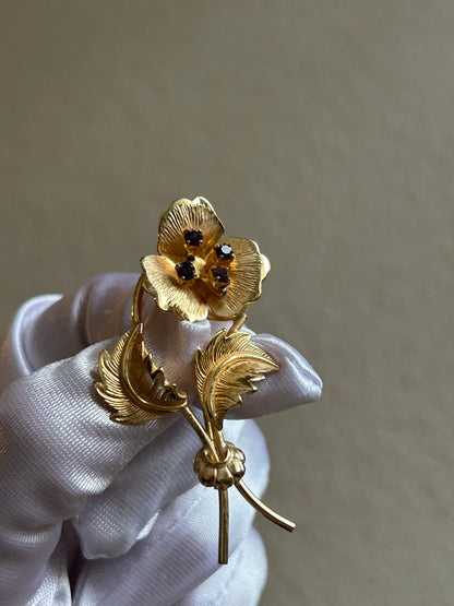 Broche doré en plaqué or modèle fleur et strass violets