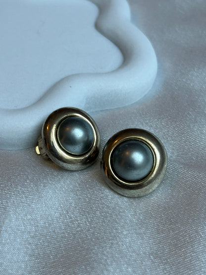 Boucles d’oreille à pins vintage doré et perle grise