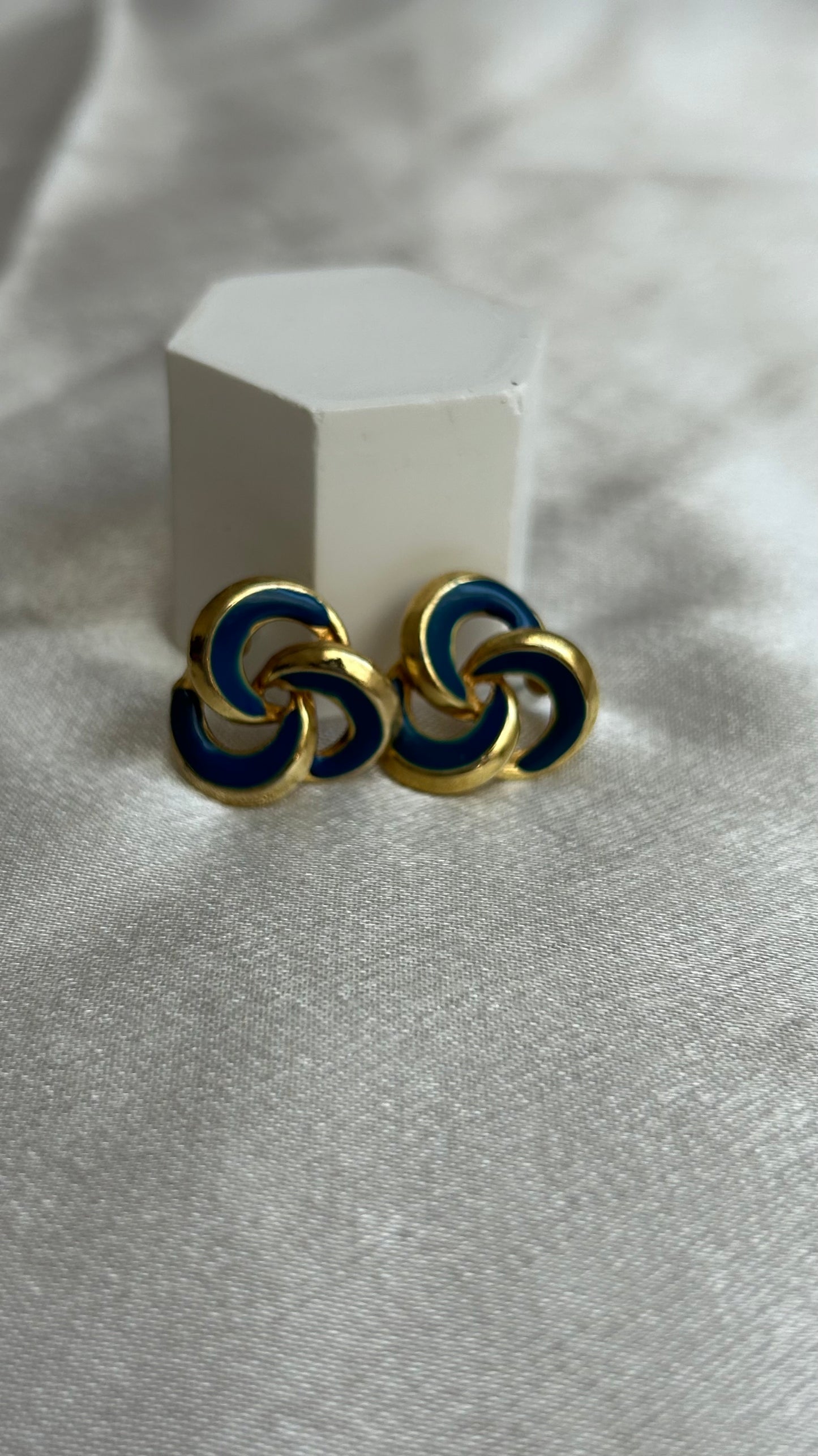 Boucles d’oreilles atypiques dorées et bleues