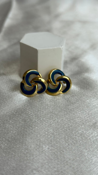 Boucles d’oreilles atypiques dorées et bleues