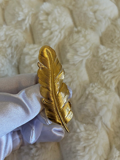 Splendide broche en plaqué or modèle feuille doré