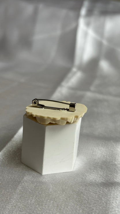 Broche vintage style Chanel rose blanche