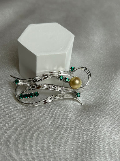Broche vintage argenté et pierre verte