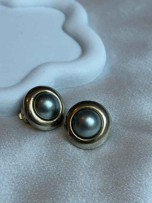 Boucles d’oreille à pins vintage doré et perle grise