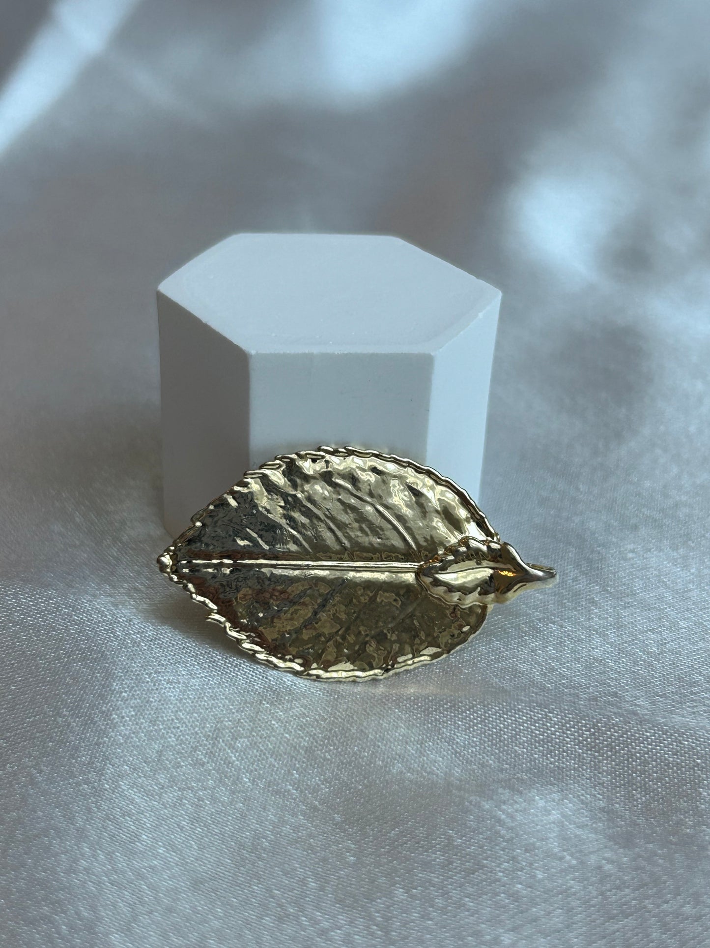 Broche vintage feuille dorée femme