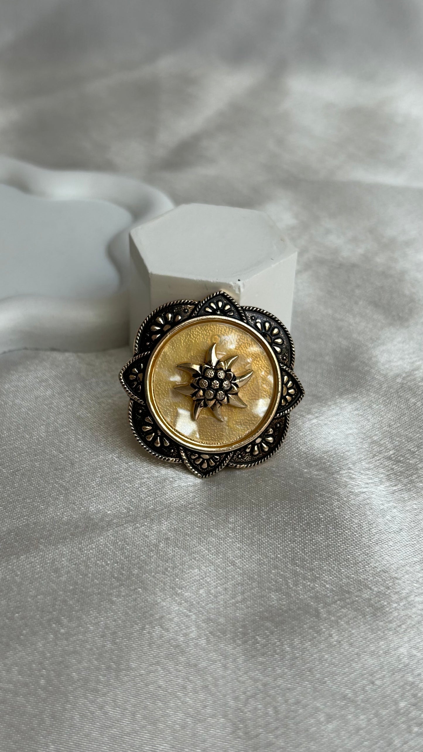 Broche dorée à fleurs style bronze