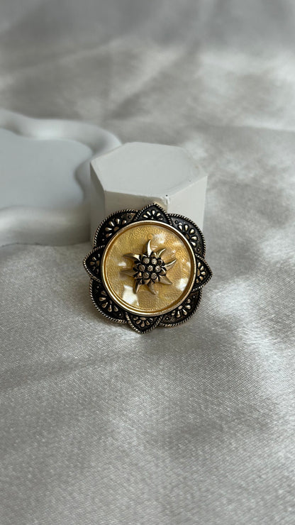 Broche dorée à fleurs style bronze