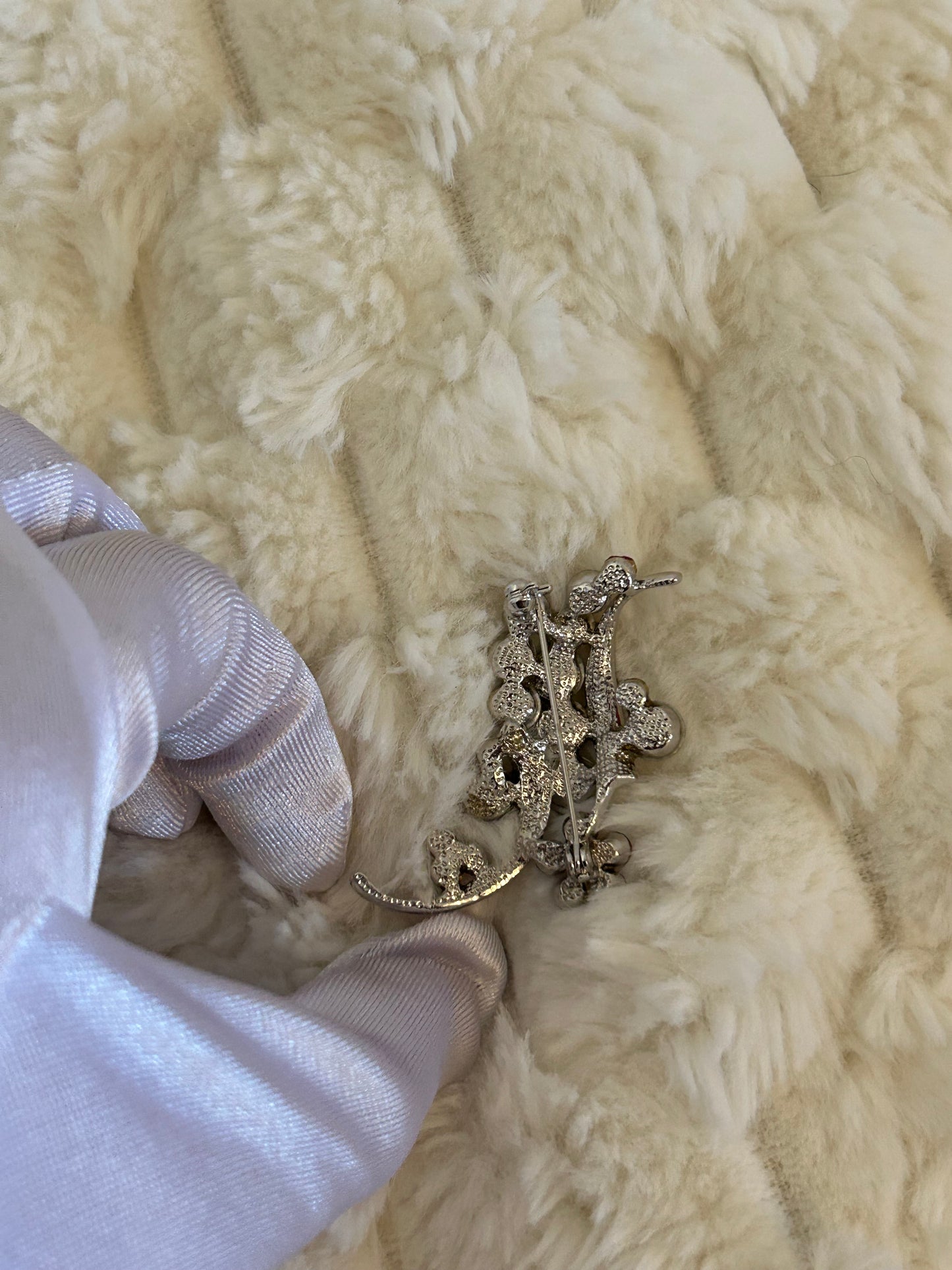 Splendide broche en fantaisie argenté et rose scintillantes