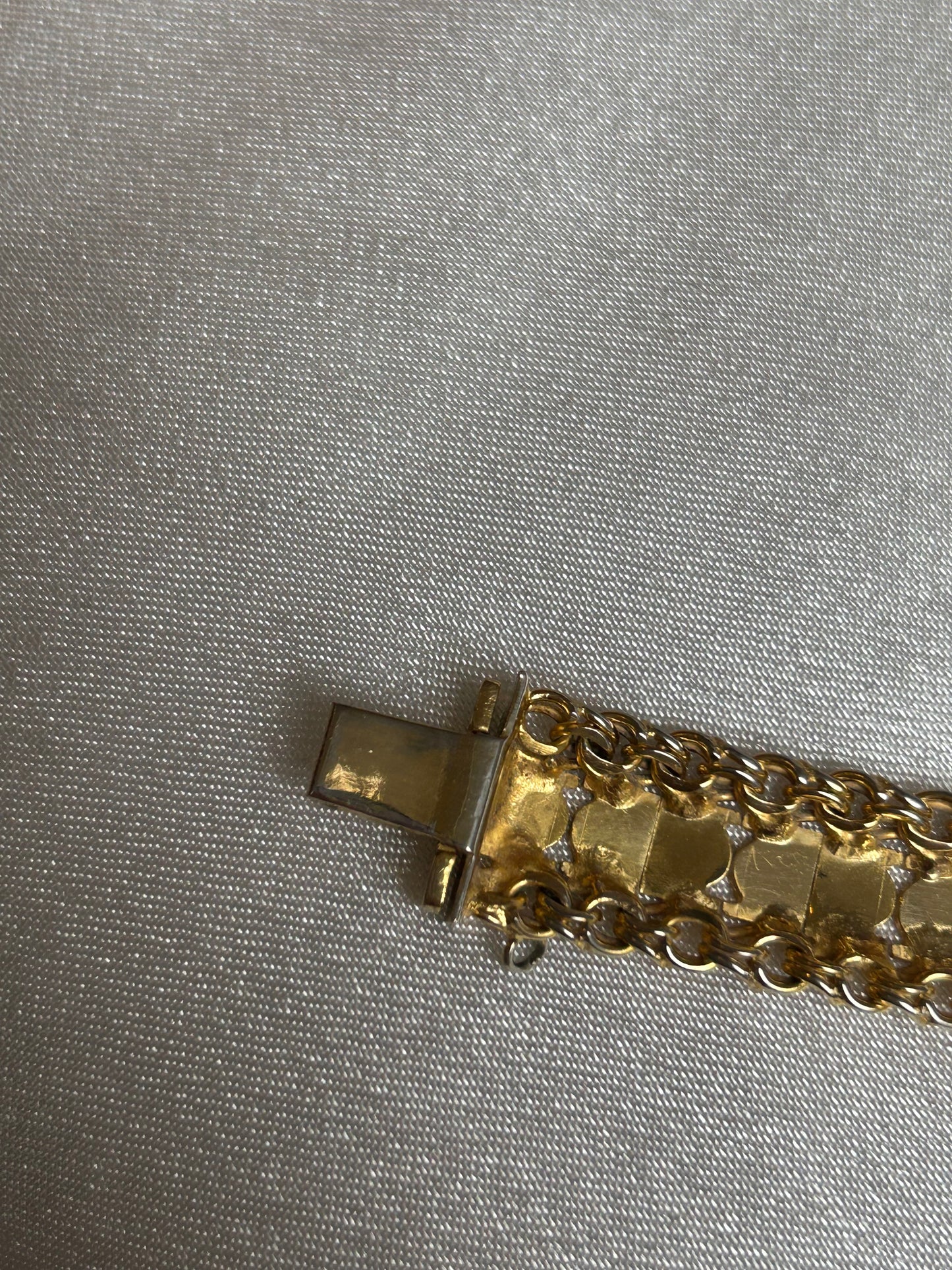Bracelet vintage plaqué or femme ciselé
