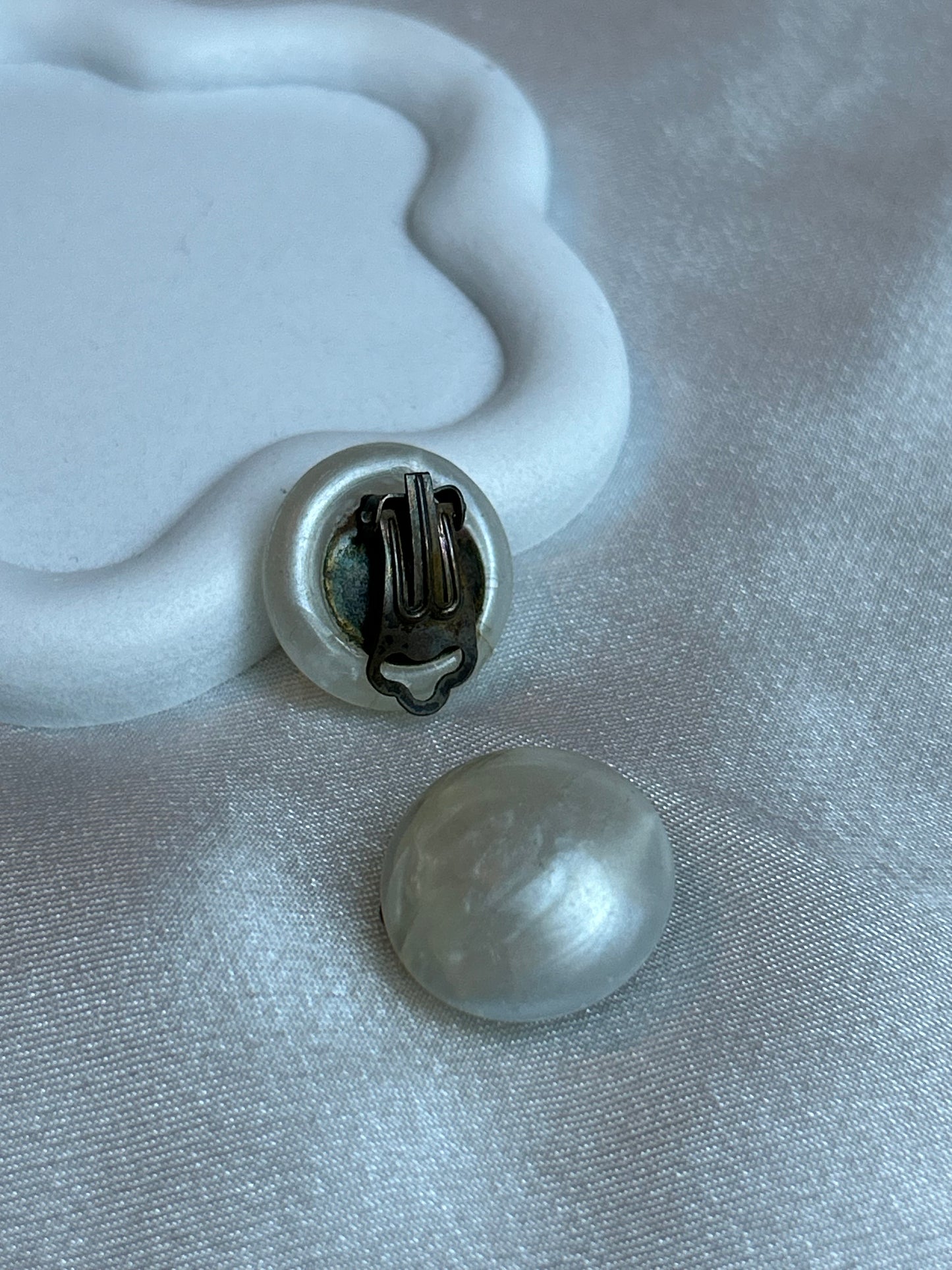 Boucles d’oreilles format puce vintage nacré