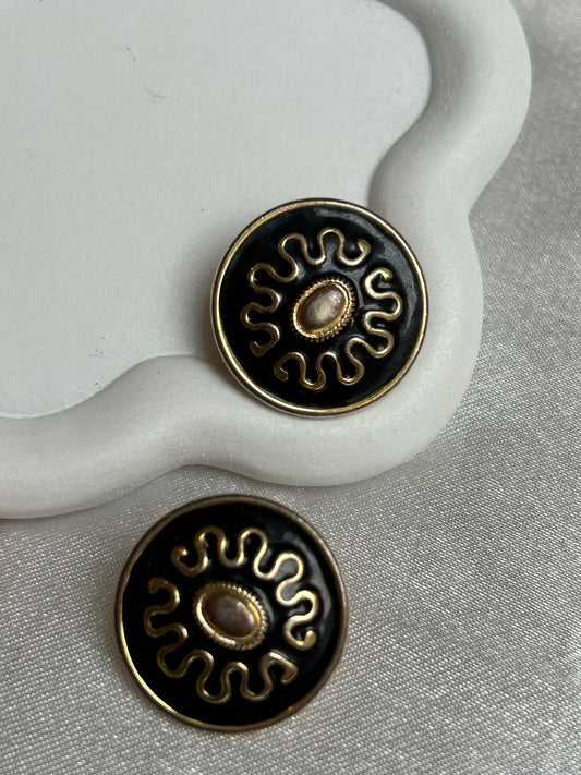 Boucles d’oreilles à pins vintage noir motif doré
