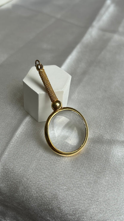 Pendentif très atypique doré loupe