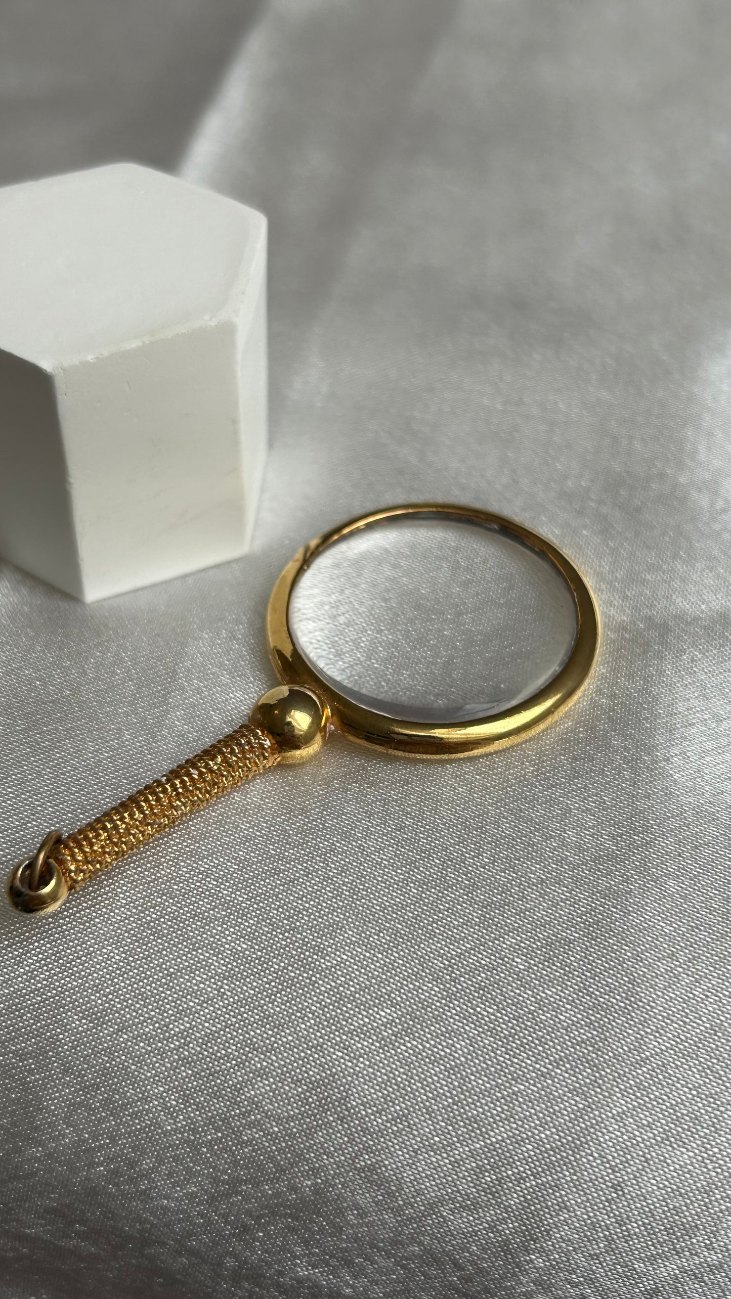 Pendentif très atypique doré loupe