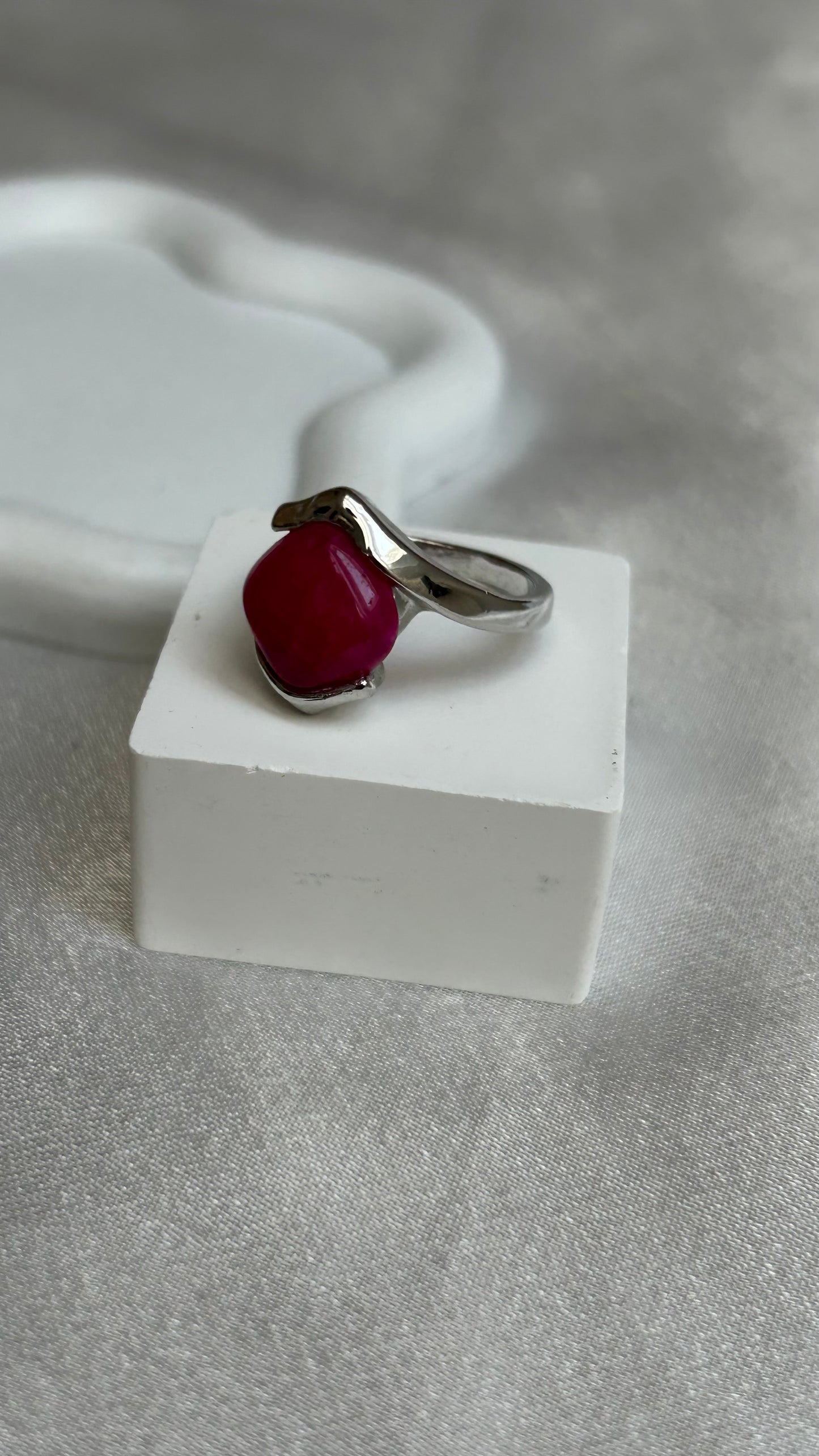 Bague vintage argenté et pierre rose fuseau taille 59