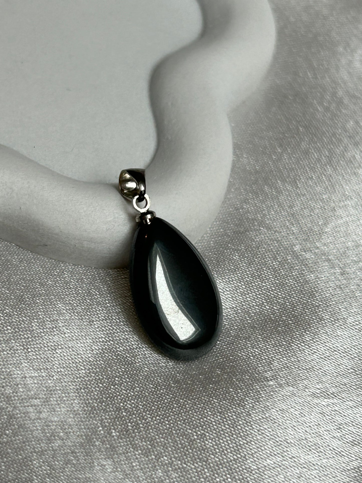 Pendentif vintage pierre grise noir et argenté