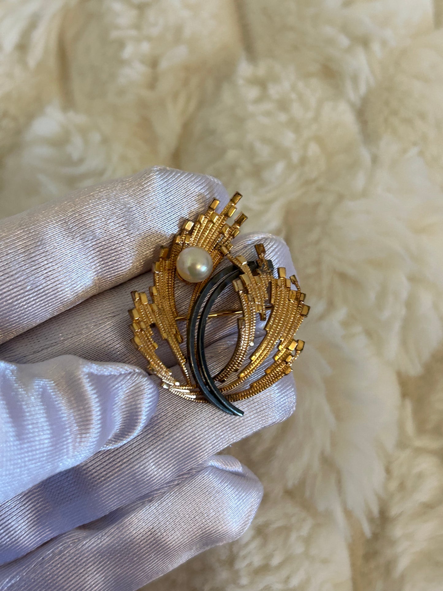 Jolie broche en plaqué or bicolore et perle modèle feuille doré