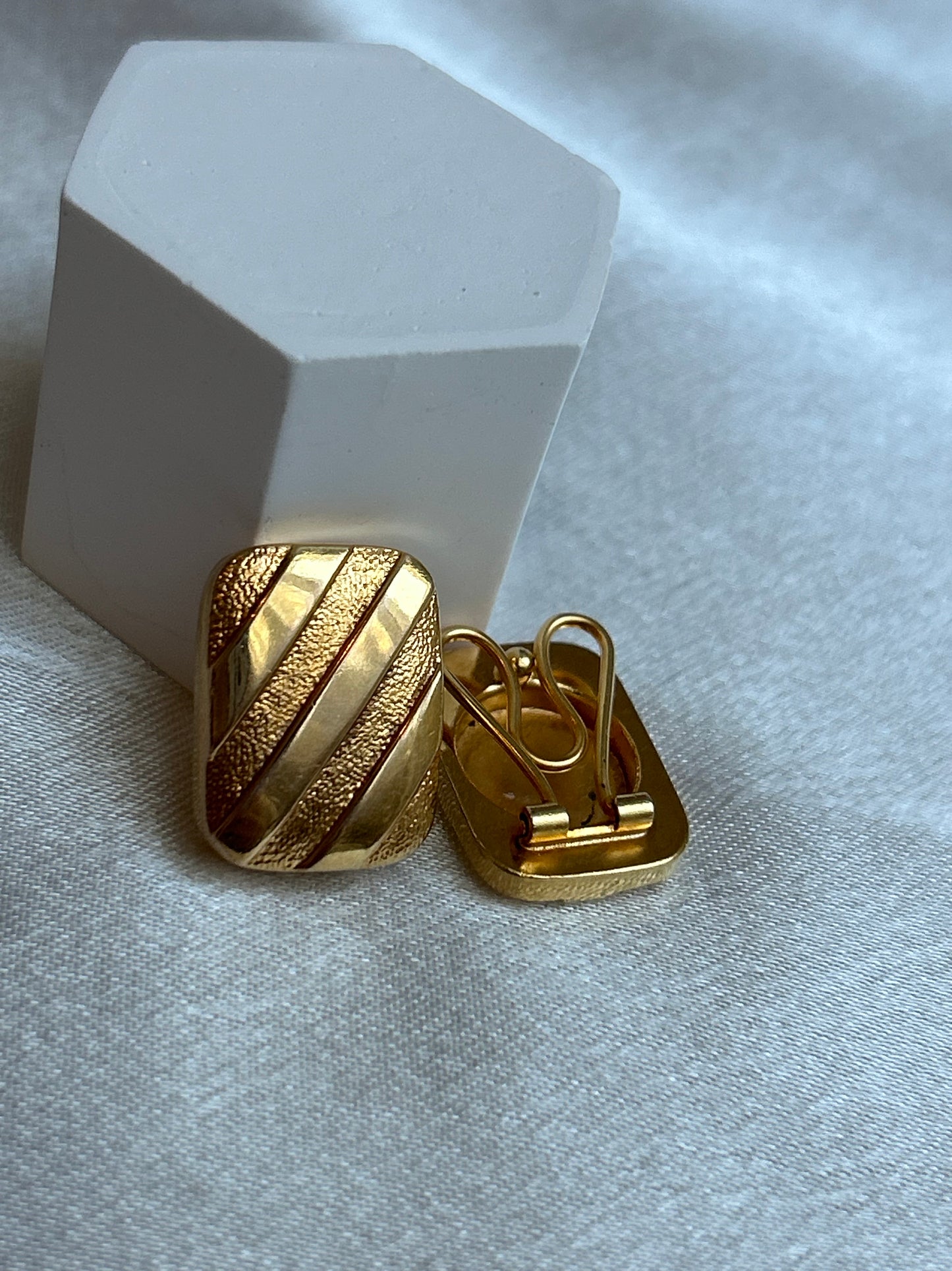 Puces d’oreilles en plaqué or modèle rectangle