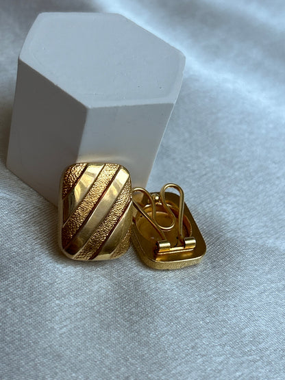 Puces d’oreilles en plaqué or modèle rectangle