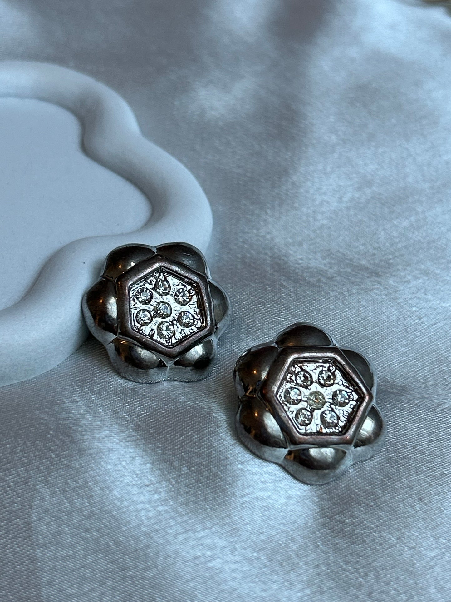 Boucles d’oreilles à strass format pins vintage fleure