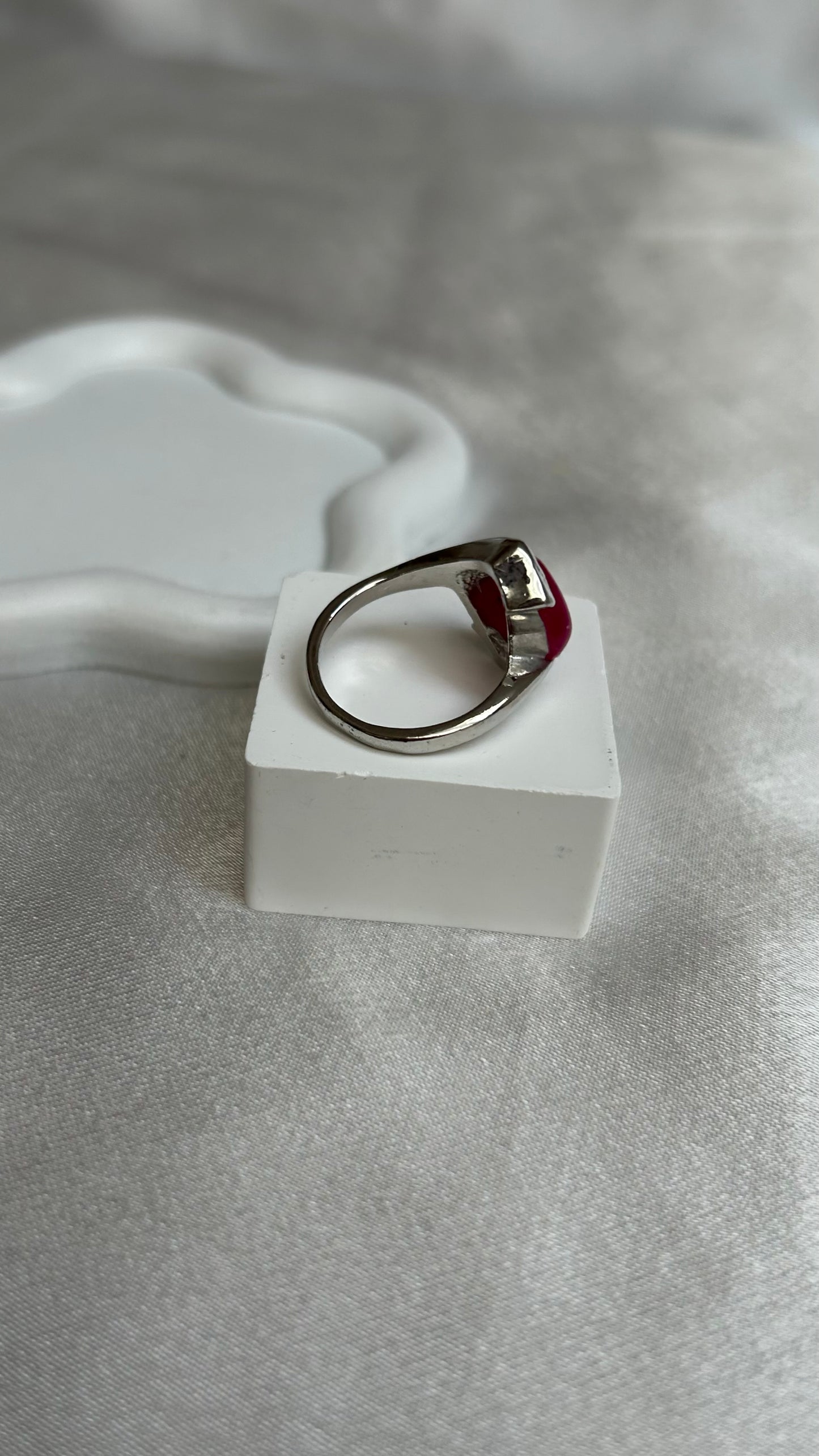 Bague vintage argenté et pierre rose fuseau taille 59