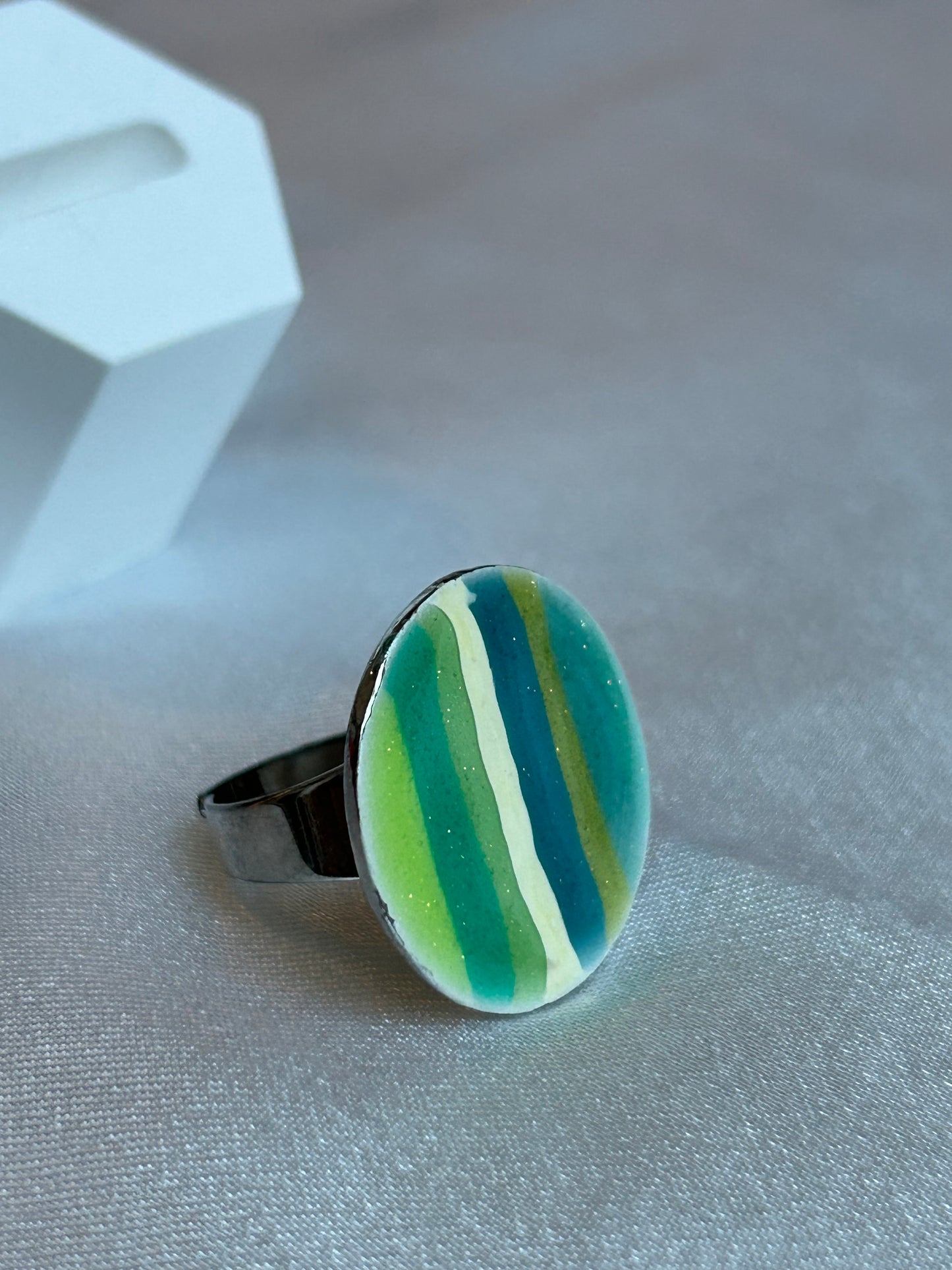 Bague vintage taille ajustable argenté et nuances de verts