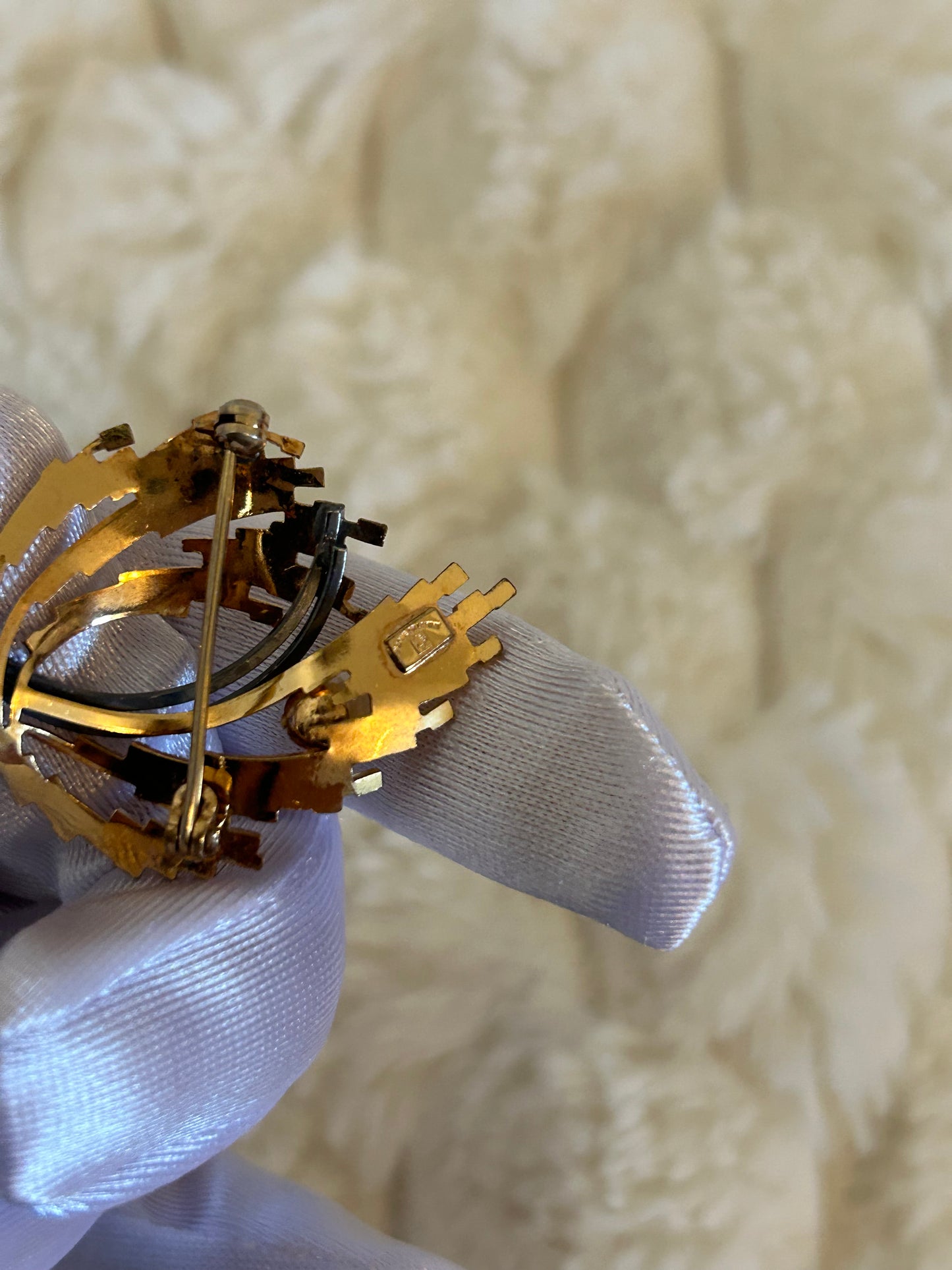 Jolie broche en plaqué or bicolore et perle modèle feuille doré