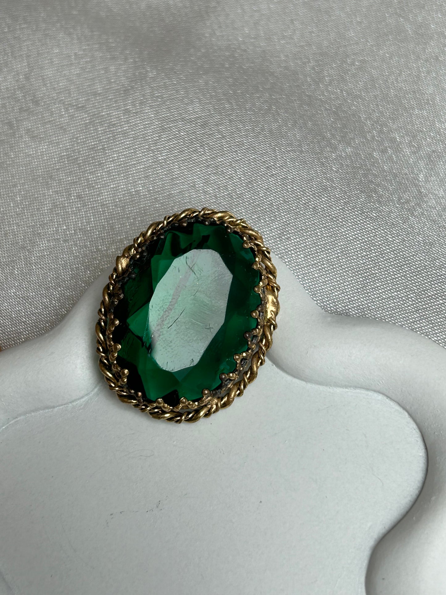 Broche vintage doré bronze et pierre verte