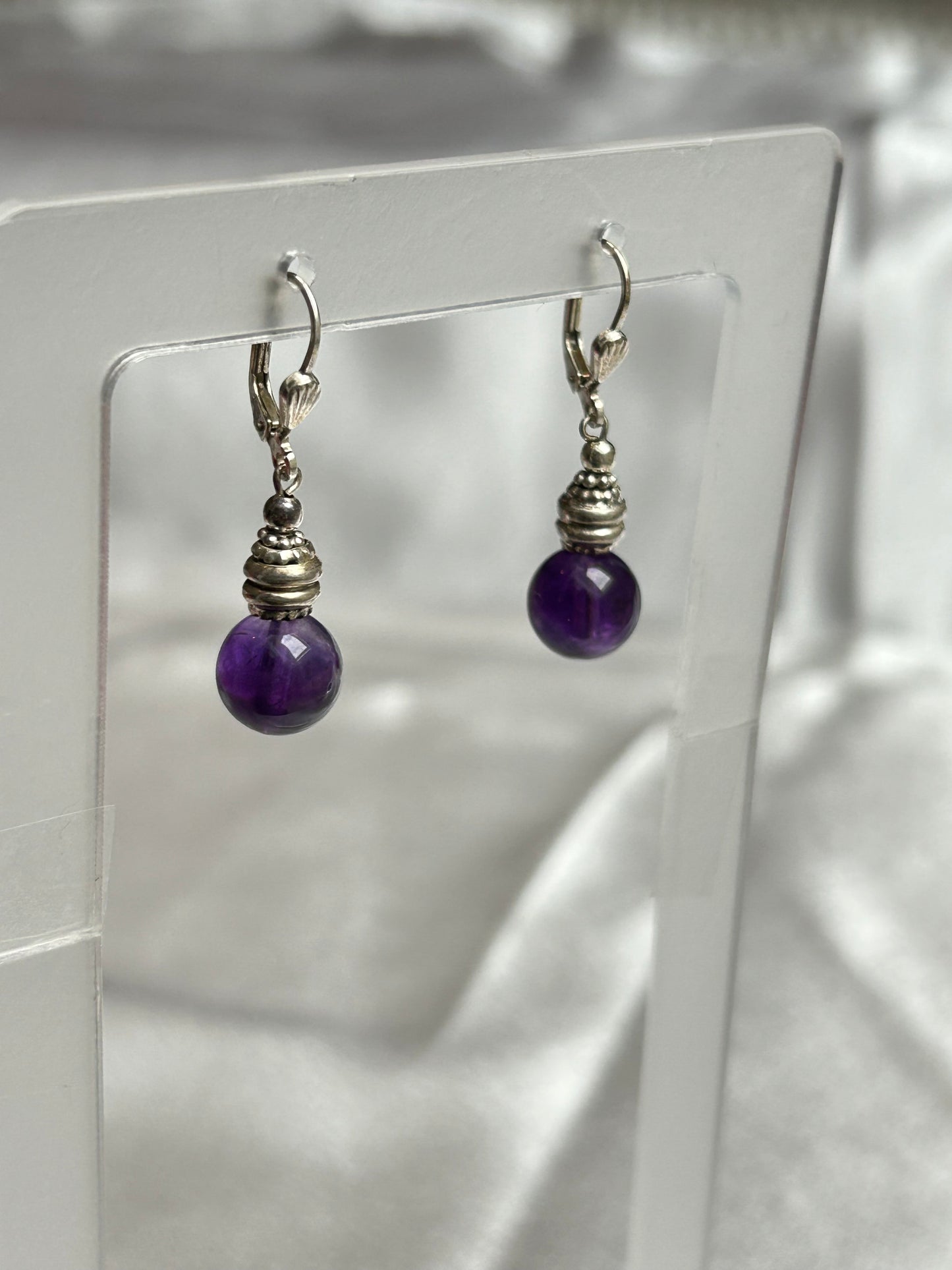 Boucles d’oreilles pendantes style dormeuse en argent et pierre violettes