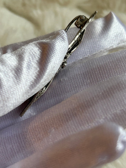 Broche en argent vintage et strass gris