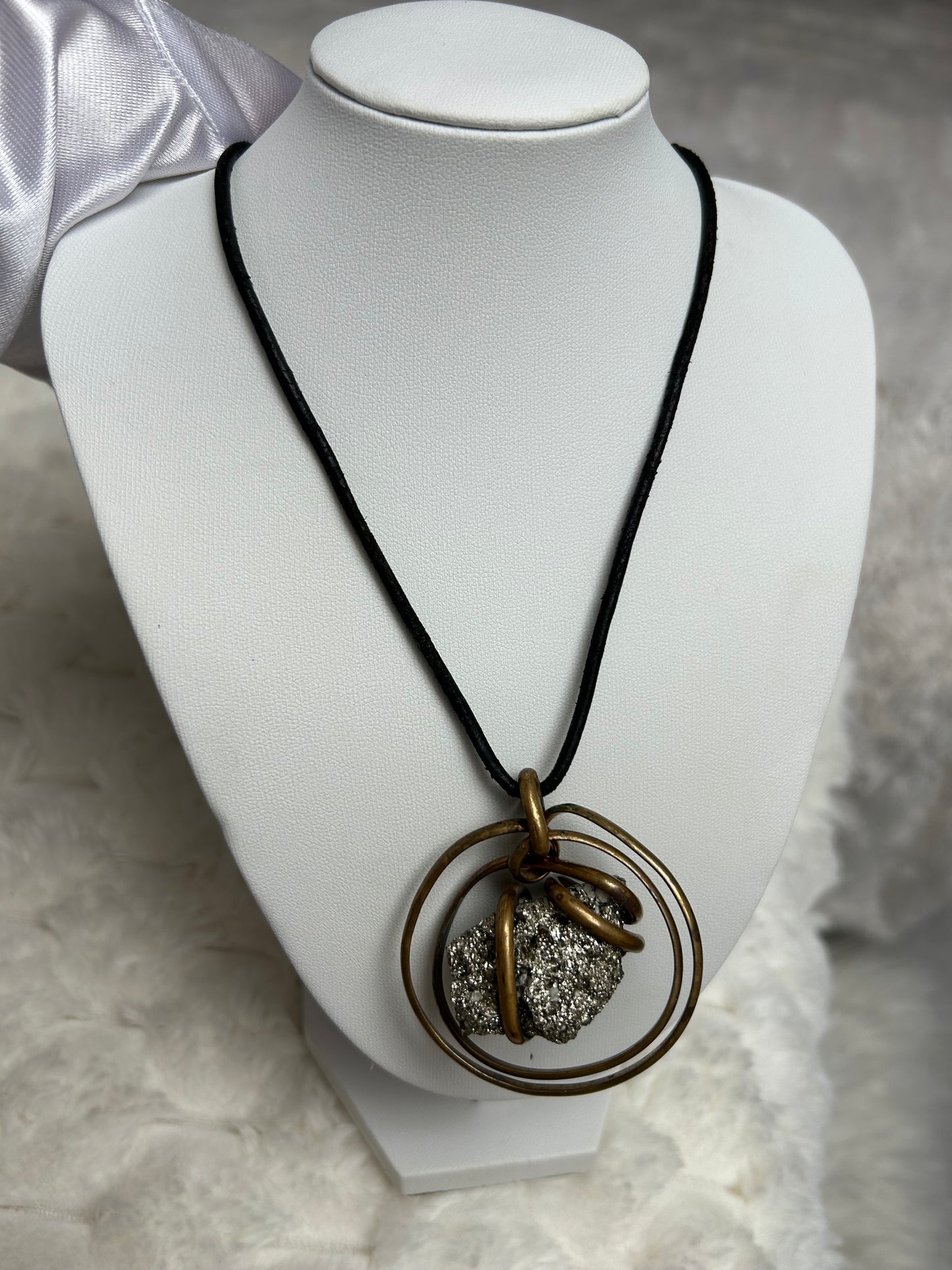 Jolie collier vintage assez atypique noir et pierre argenté