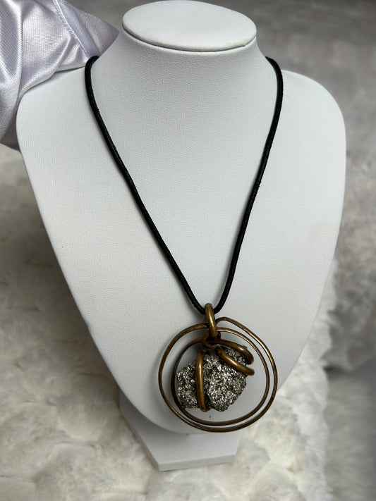 Jolie collier vintage assez atypique noir et pierre argenté