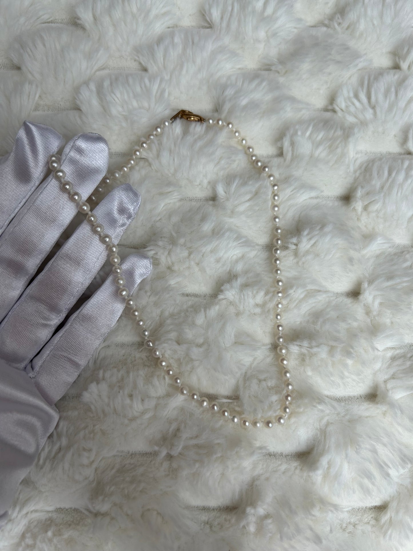 Splendide collier vintage à perle et fermoir doré fantaisie
