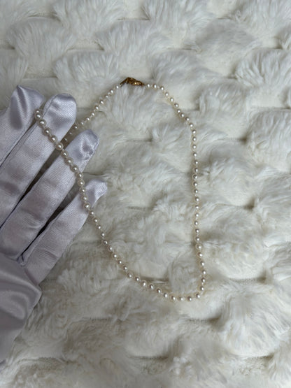 Splendide collier vintage à perle et fermoir doré fantaisie