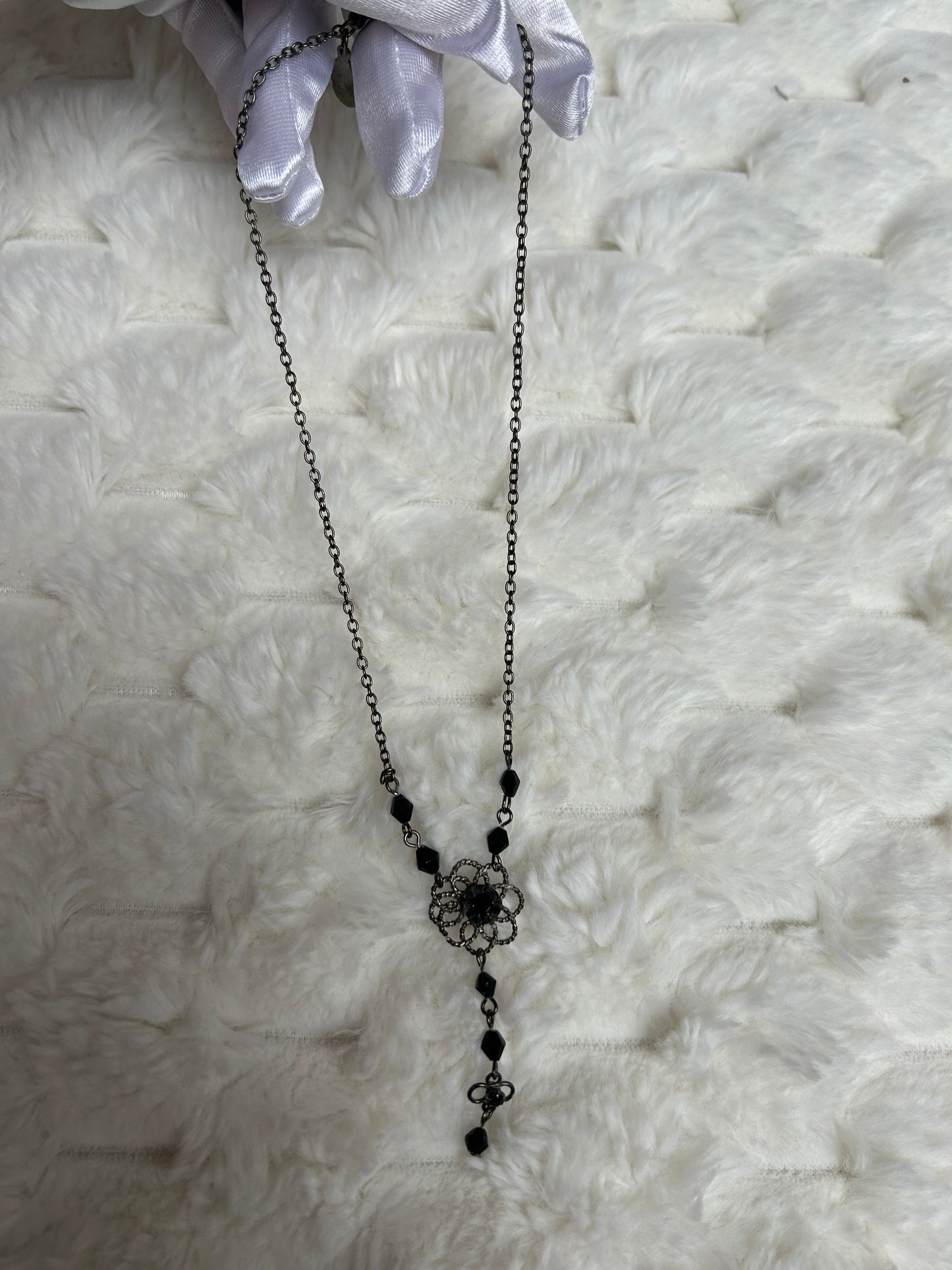 Jolie collier vintage à fleur noir et strass noir