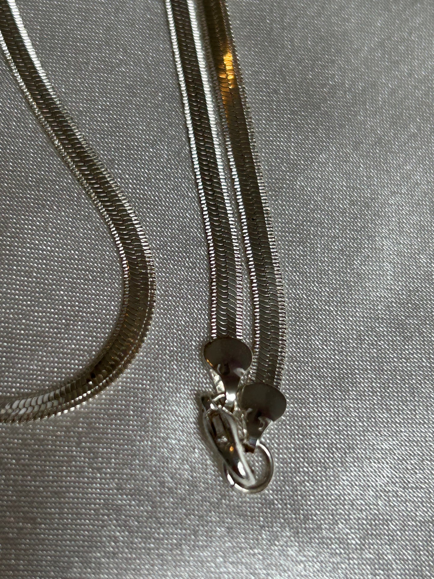 Collier vintage maille plate argenté scintillant