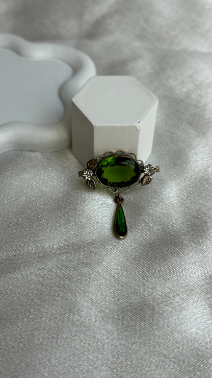 Broche pendante argenté et pierre verte