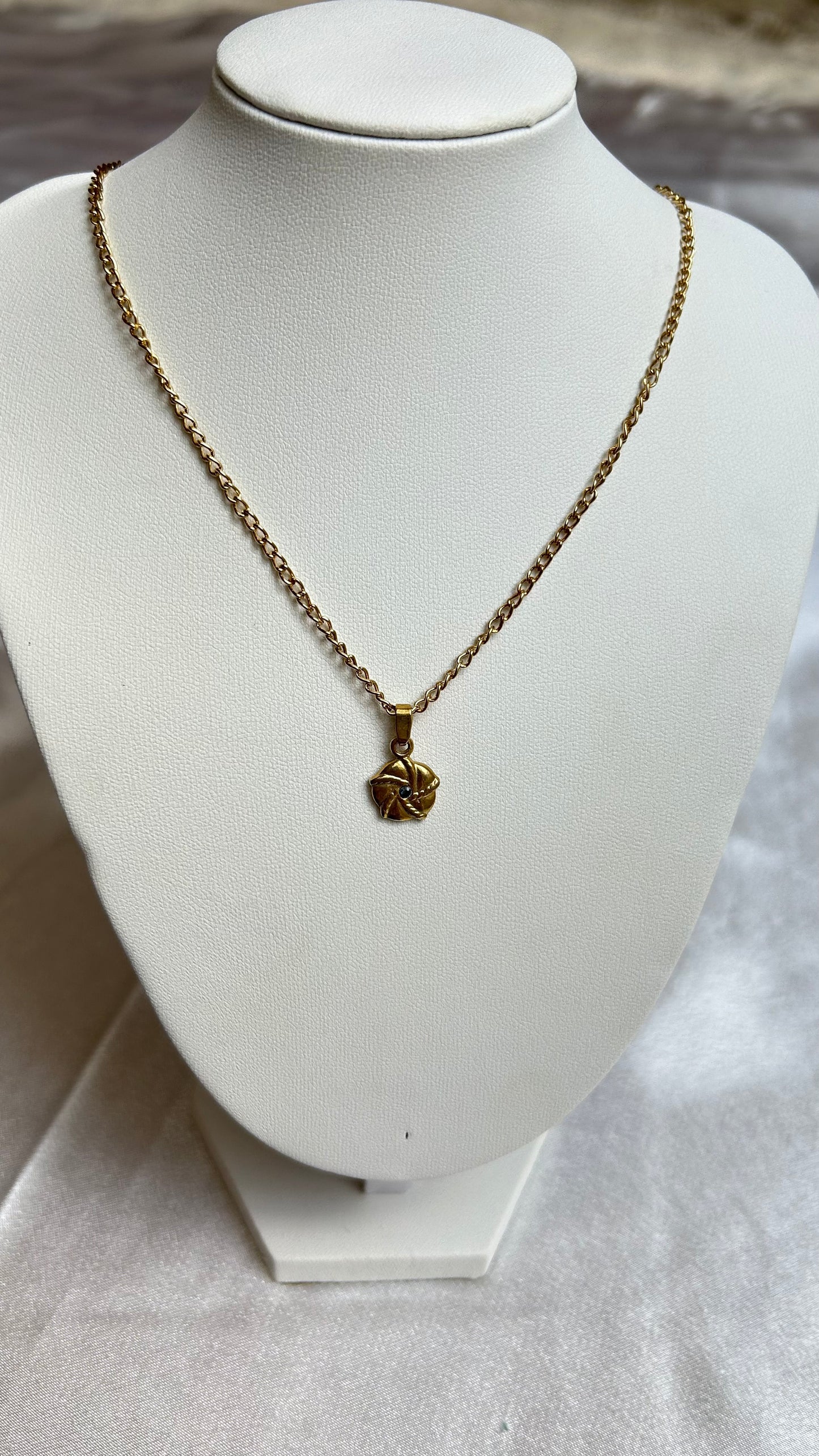 Collier vintage doré et pendentif doré