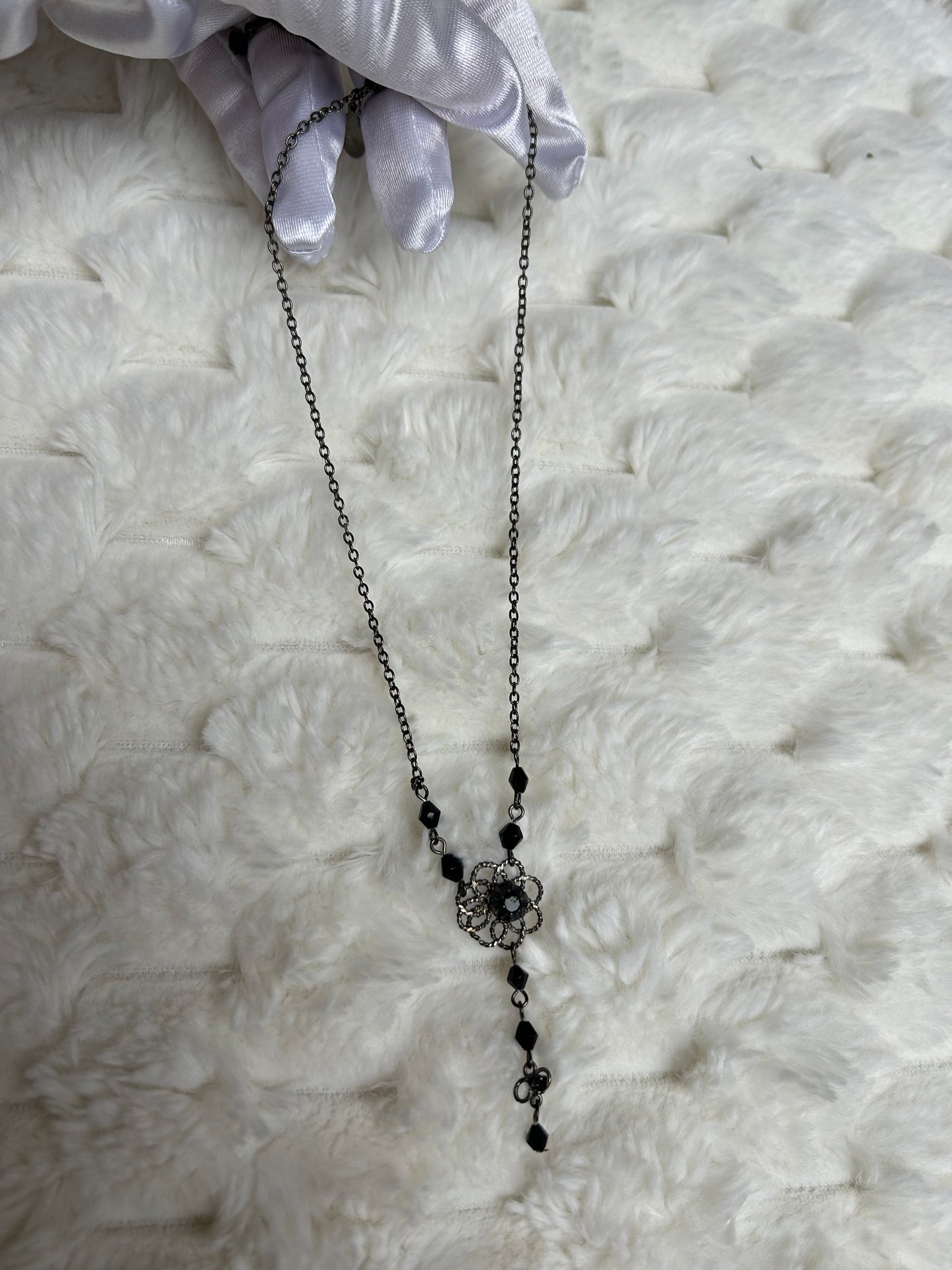 Jolie collier vintage à fleur noir et strass noir