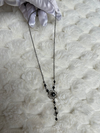 Jolie collier vintage à fleur noir et strass noir