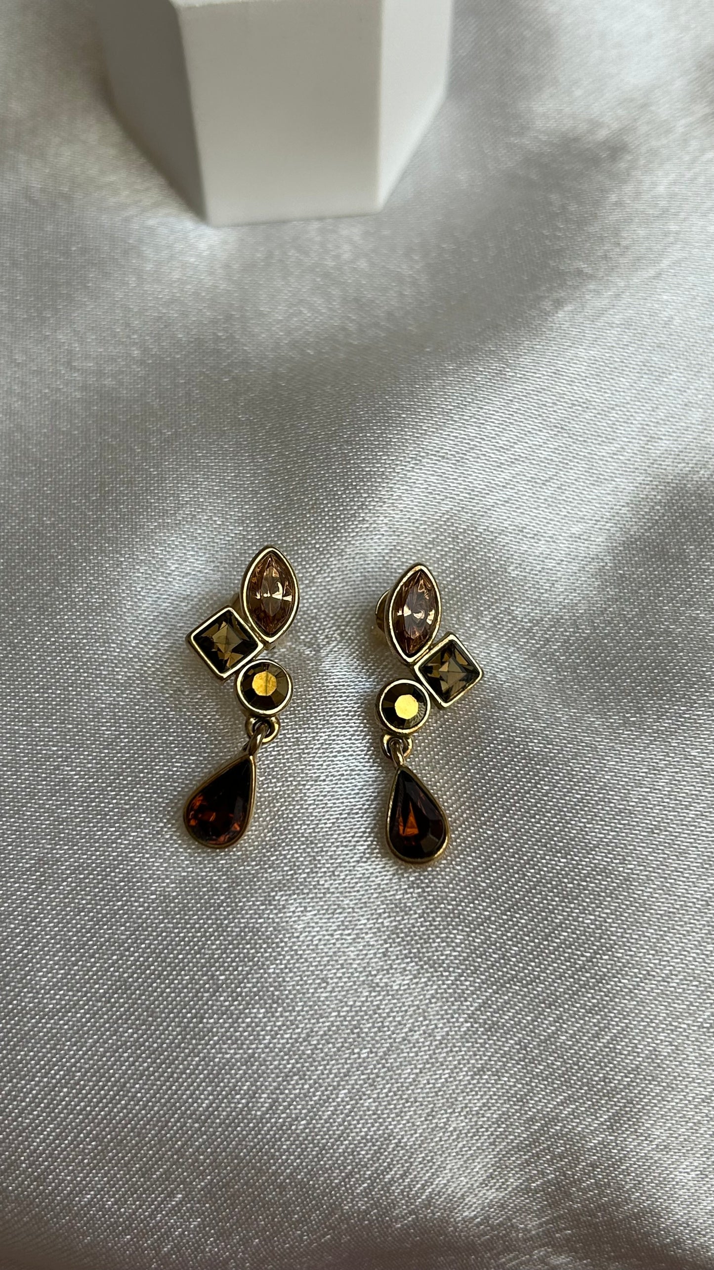 Boucles d’oreilles pendantes vintage et strass