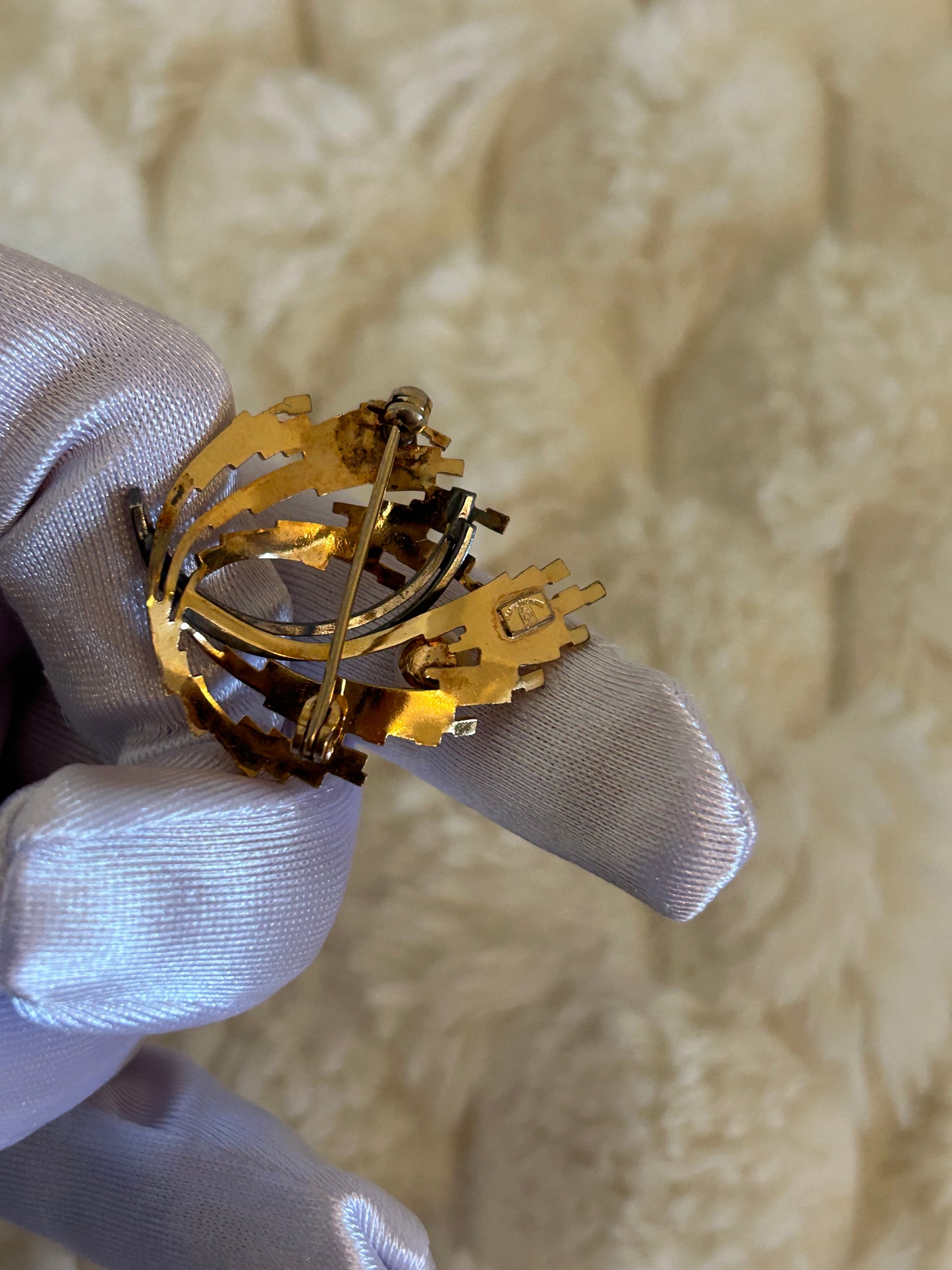 Jolie broche en plaqué or bicolore et perle modèle feuille doré