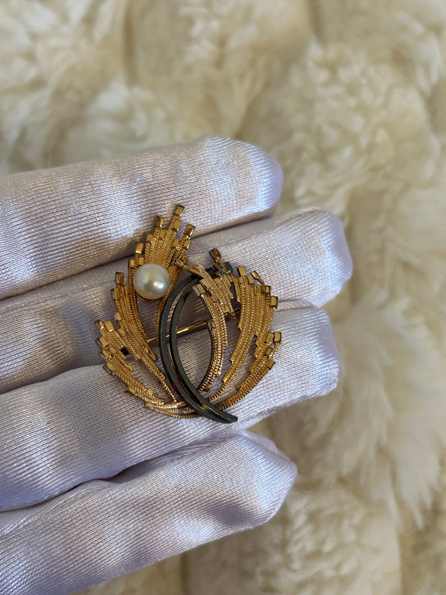 Jolie broche en plaqué or bicolore et perle modèle feuille doré